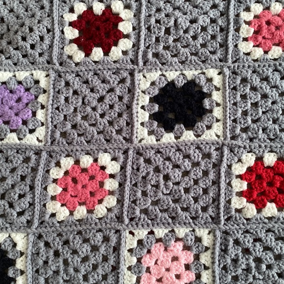 Vintage New Handmade Gray Multi Color Granny Square Afghan - Picture 4 of 10